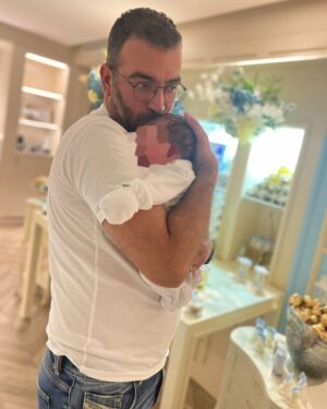 Safae Hbirkou Instagram - Un moment magique que je chérirai toute ma vie est enfin arrivé le 11 avril 2023, avec l'arrivée de notre petit trésor, Rhali ! 💕 Je suis remplie d'amour et de reconnaissance envers mon mari pour son soutien inébranlable pendant cet accouchement. Tu as été mon rocher, mon compagnon de vie, et je suis tellement reconnaissante de t'avoir à mes côtés. ❤️

Un immense merci également au docteur @dr_rachid_lazrak_gynecologue , notre incroyable obstétricien, pour sa compétence et son dévouement exceptionnels. Vous avez pris soin de nous avec une attention sans faille et avez rendu cette expérience inoubliable. Merci d'avoir veillé sur nous avec tant de professionnalisme et de compassion. Nous sommes profondément reconnaissants pour cette bénédiction qu'est la naissance de Rhali. #غالي
#BébéRhali #AmourInfini #MariAttentionné #DocteurExemplaire #GratitudeÉternelle"