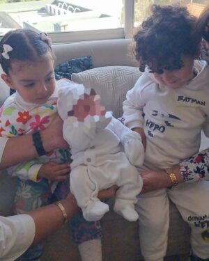 Safae Hbirkou Instagram - Un moment magique que je chérirai toute ma vie est enfin arrivé le 11 avril 2023, avec l'arrivée de notre petit trésor, Rhali ! 💕 Je suis remplie d'amour et de reconnaissance envers mon mari pour son soutien inébranlable pendant cet accouchement. Tu as été mon rocher, mon compagnon de vie, et je suis tellement reconnaissante de t'avoir à mes côtés. ❤️

Un immense merci également au docteur @dr_rachid_lazrak_gynecologue , notre incroyable obstétricien, pour sa compétence et son dévouement exceptionnels. Vous avez pris soin de nous avec une attention sans faille et avez rendu cette expérience inoubliable. Merci d'avoir veillé sur nous avec tant de professionnalisme et de compassion. Nous sommes profondément reconnaissants pour cette bénédiction qu'est la naissance de Rhali. #غالي
#BébéRhali #AmourInfini #MariAttentionné #DocteurExemplaire #GratitudeÉternelle"
