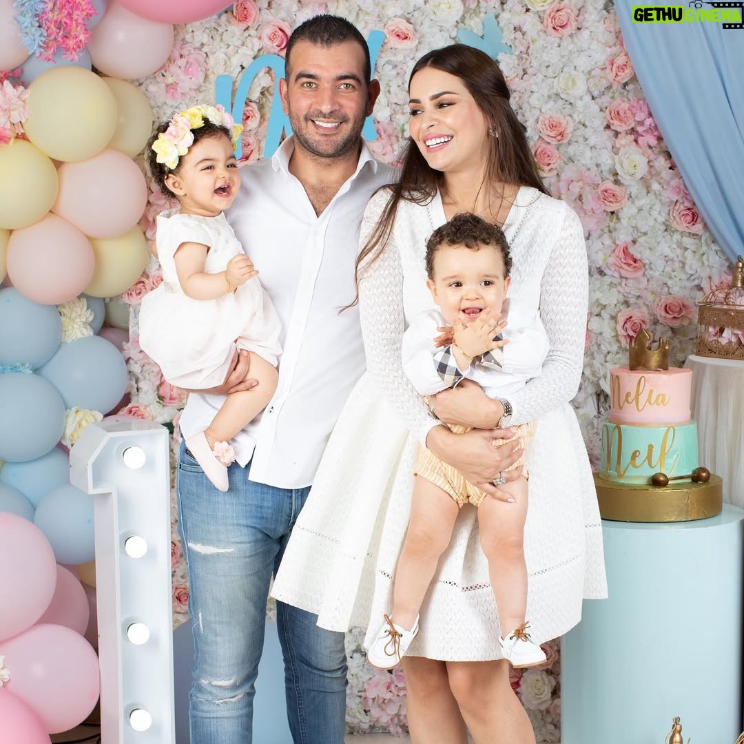 Safae Hbirkou - 177.4K Likes - 1 an déjà aujourd’hui que vous êtes parmi nous. Une année forte en émotions qui m’a rendu la maman la plus heureuse du monde, vous nous comblez de bonheur jour après jour 💕 Vous avez complètement changé notre vie. On vous aime plus que tout au monde 👨👩👧👦 Joyeux anniversaire mes bébés d’amour 🎉
________________________
Décoration ballon : @shayoo_store
📷 : @pixlovephotography