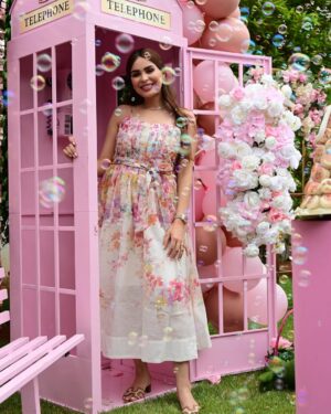 Safae Hbirkou Instagram - 🩷🤍🩷 Merci @shayoostore_  pour cette magnifique deco  Robe @rivanafashionstore  Photo @labophotobrahim