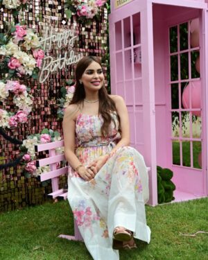 Safae Hbirkou Instagram - 🩷🤍🩷 Merci @shayoostore_  pour cette magnifique deco  Robe @rivanafashionstore  Photo @labophotobrahim