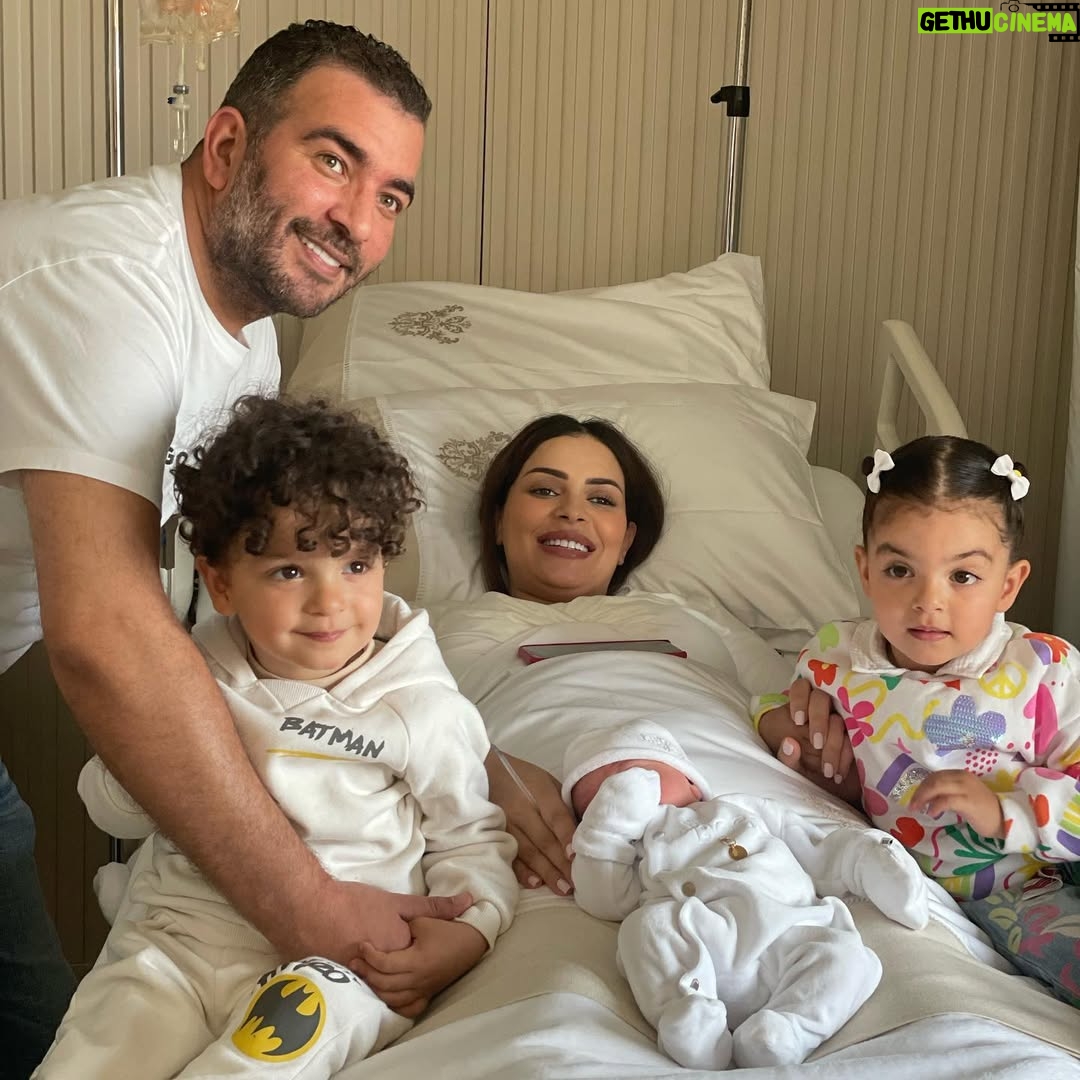 Safae Hbirkou - 297.1K Likes - Notre famille au complet, je suis tellement émue. Je n’ai pas les mots pour vous décrire ce moment. Baby RHALI et moi allons bien ❤️