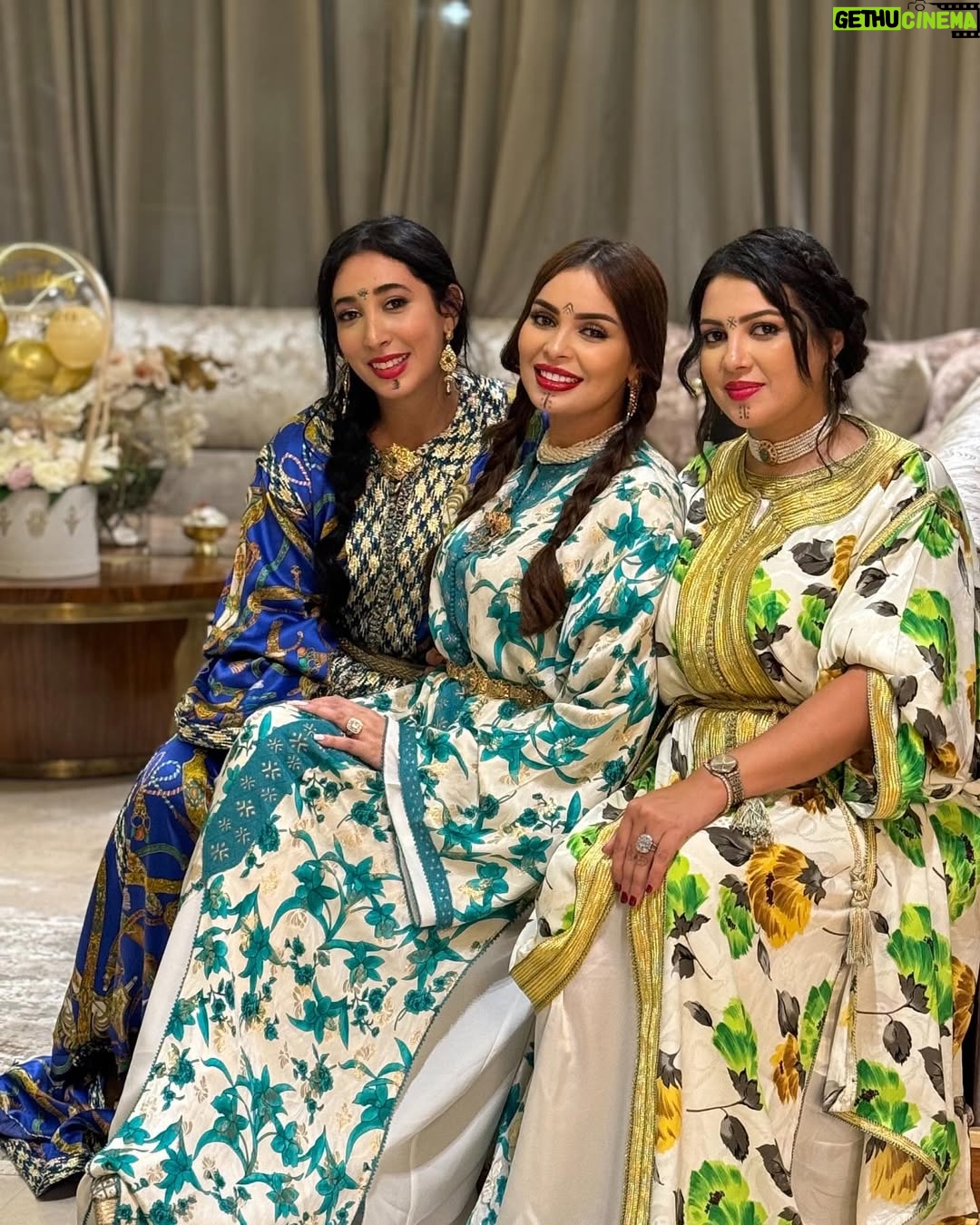 Safae Hbirkou - 102.8K Likes - قالوا ناس زمان : لي لقا راحتو فالهبال ماعندو مايدير بالعقل 👏#زمان_قدیم #زمان_الطيبين #ناس_زمان