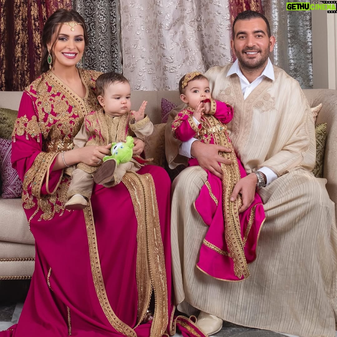 Safae Hbirkou - 267.4K Likes - Le 1er Mai 2014 était ma première rencontre avec @chougss 7 ans plus tard nous sommes 4 👨👩👧👦 #loveanniversary #ramadanvibes
Merci @dalaa_maroc pour la photo avec #Dalou 💜
Caftan : @fatim.filali.idrissi.official 💕