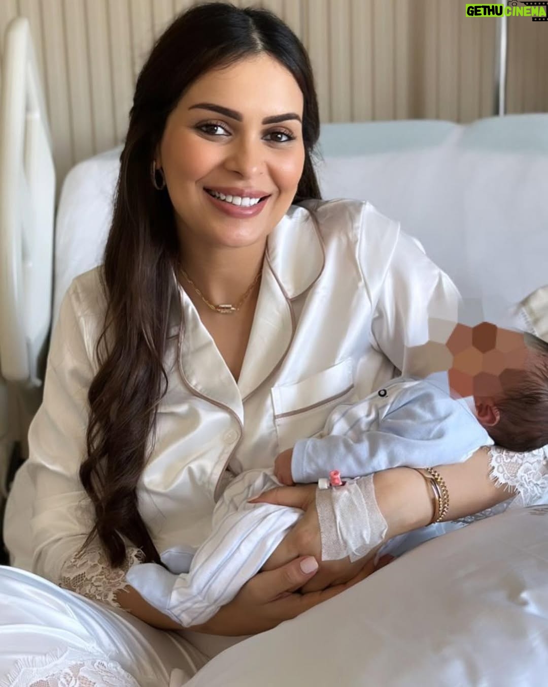 Safae Hbirkou - 149.7K Likes - Un moment magique que je chérirai toute ma vie est enfin arrivé le 11 avril 2023, avec l'arrivée de notre petit trésor, Rhali ! 💕 Je suis remplie d'amour et de reconnaissance envers mon mari pour son soutien inébranlable pendant cet accouchement. Tu as été mon rocher, mon compagnon de vie, et je suis tellement reconnaissante de t'avoir à mes côtés. ❤️
Un immense merci également au docteur @dr_rachid_lazrak_gynecologue , notre incroyable obstétricien, pour sa compétence et son dévouement exceptionnels. Vous avez pris soin de nous avec une attention sans faille et avez rendu cette expérience inoubliable. Merci d'avoir veillé sur nous avec tant de professionnalisme et de compassion. Nous sommes profondément reconnaissants pour cette bénédiction qu'est la naissance de Rhali. #غالي
#BébéRhali #AmourInfini #MariAttentionné #DocteurExemplaire #GratitudeÉternelle"