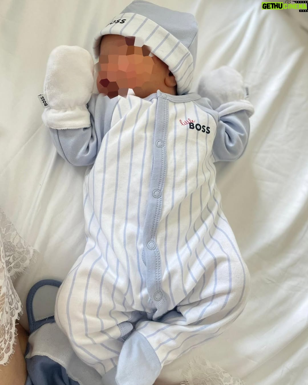Safae Hbirkou - 149.7K Likes - Un moment magique que je chérirai toute ma vie est enfin arrivé le 11 avril 2023, avec l'arrivée de notre petit trésor, Rhali ! 💕 Je suis remplie d'amour et de reconnaissance envers mon mari pour son soutien inébranlable pendant cet accouchement. Tu as été mon rocher, mon compagnon de vie, et je suis tellement reconnaissante de t'avoir à mes côtés. ❤️
Un immense merci également au docteur @dr_rachid_lazrak_gynecologue , notre incroyable obstétricien, pour sa compétence et son dévouement exceptionnels. Vous avez pris soin de nous avec une attention sans faille et avez rendu cette expérience inoubliable. Merci d'avoir veillé sur nous avec tant de professionnalisme et de compassion. Nous sommes profondément reconnaissants pour cette bénédiction qu'est la naissance de Rhali. #غالي
#BébéRhali #AmourInfini #MariAttentionné #DocteurExemplaire #GratitudeÉternelle"
