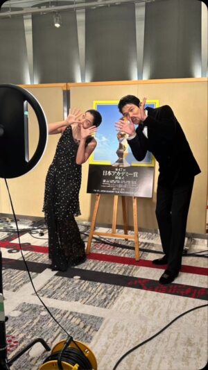 Sakura Ando Instagram - 明日は日本アカデミー賞受賞式です。
司会を務めさせていただきます。
一年経って今この動画をつくりながら昨年の予想外の出来事たちをやっと素直に楽しく思い返すことができました。
なにより　　　@soyakurokawa_official 想矢のスピーチが私的永久保存版スピーチで、今も心にギュンっと残ってます。
さてさて
明日はどんな夜になるのでしょうか。
今年は特に俳優さんたちの役柄との出会いを強く感じています。みなさまに色々なお話をうかがえるように心ほぐしていこうと思います。
映画に関わる尊敬するみなさまと一堂に会せるこの機会を楽しみに、お茶の間にもすてきな時間をおとどけできるように努めます。よろしくお願いします。