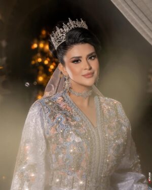 Salma Rachid Instagram - خليت ليكم التعليق على هاد الجماااال🇲🇦😂🩷معرفت مانقول صراحة لباسنا نخوة و همة ماشاء الله علينا وخلاص 🇲🇦😍🫶🏻كيجاتكم الاطلالة الثانية من توقيع دار العروس 🩷🫶🏻:
@daralarous
تصوير : @hichamphotographee