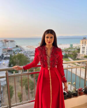 Salma Rachid Instagram - Tanger❤️🇲🇦وديما بفخامة القفطان المغربي
شوية وننزل ليكم رييل حفلي امس بمدينة طنجة بمهرجان 
@bladisummertour ❤️😍
جمهور طنجة الغزااااال داز حفل واعر معاكم😍🎉