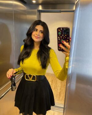 Salma Rachid Instagram - Hellooo💛💚
انا وشنطتي الصغيرة💛🤪