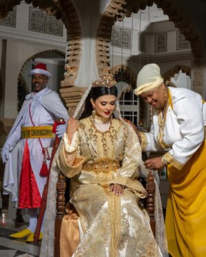 Salma Rachid Instagram - الاصالة و النخوة المغربية 🇲🇦❤️

شكرا للزيانة @daralarous على هاد الابداع الجميل من لباس و تفاصيل تراثية جميلة 🫶🏻❤️
تصوير المبدع وطاقم عمله المميز: @hichamphotographee ❤️
شكرا لطاقم عمل فندق على حسن الضيافة : @latourhassanpalace ❤️