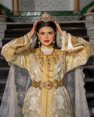 Salma Rachid Instagram - الاصالة و النخوة المغربية 🇲🇦❤️

شكرا للزيانة @daralarous على هاد الابداع الجميل من لباس و تفاصيل تراثية جميلة 🫶🏻❤️
تصوير المبدع وطاقم عمله المميز: @hichamphotographee ❤️
شكرا لطاقم عمل فندق على حسن الضيافة : @latourhassanpalace ❤️