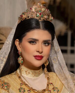 Salma Rachid Instagram - الاصالة و النخوة المغربية 🇲🇦❤️

شكرا للزيانة @daralarous على هاد الابداع الجميل من لباس و تفاصيل تراثية جميلة 🫶🏻❤️
تصوير المبدع وطاقم عمله المميز: @hichamphotographee ❤️
شكرا لطاقم عمل فندق على حسن الضيافة : @latourhassanpalace ❤️