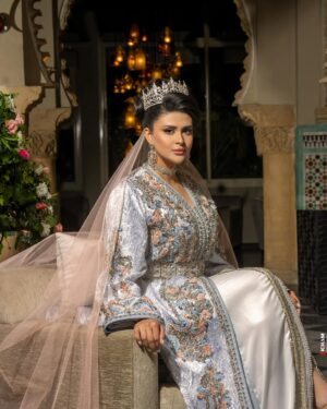 Salma Rachid Instagram - خليت ليكم التعليق على هاد الجماااال🇲🇦😂🩷معرفت مانقول صراحة لباسنا نخوة و همة ماشاء الله علينا وخلاص 🇲🇦😍🫶🏻كيجاتكم الاطلالة الثانية من توقيع دار العروس 🩷🫶🏻:
@daralarous
تصوير : @hichamphotographee