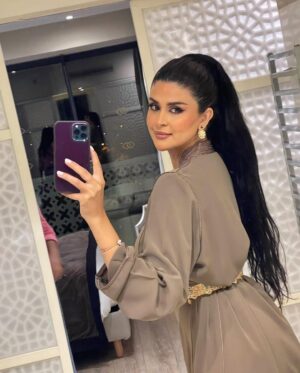 Salma Rachid Instagram - وتهجزنا لحفلة اليوم 🤎😍 كيجيتكم ؟؟ هانا درت دكشي اللي قلتو مهم راني جمعت شعري😂
جمهور الربااااط نشوفكم من دابا شوية على خشبة مسرح مهرجان
 Rab’Africa Summer Festival
قفطامي تصميم : @kimono_shop_byza 🤎