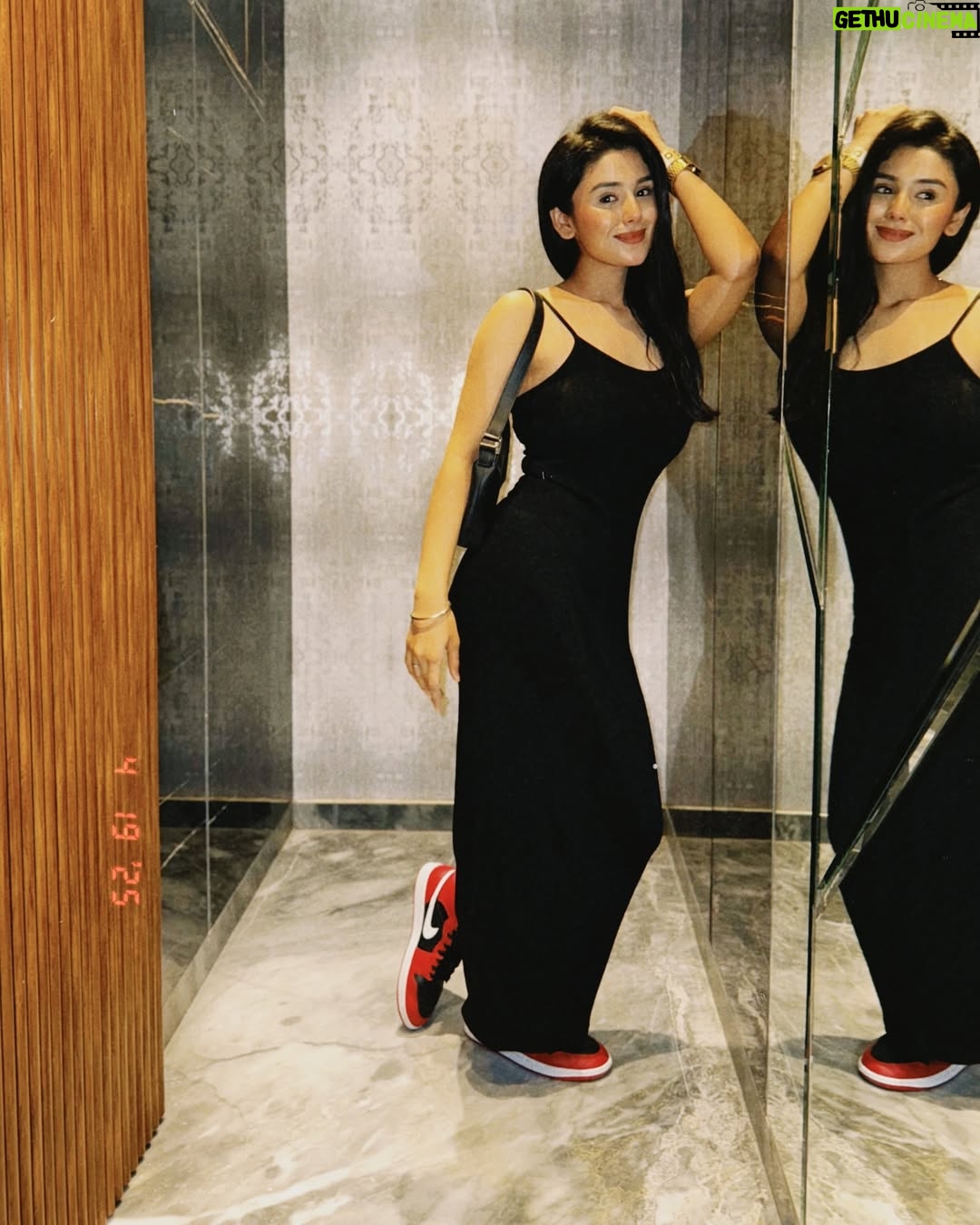 Saloni Sandhu - 23.5K Likes - 📸👻
.
.
#aboutlastnite