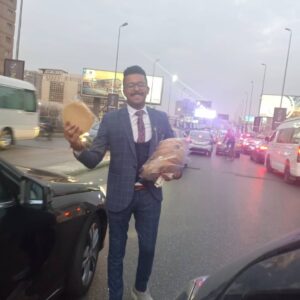 Sama El-Masry Instagram - شاب جميل اوي ومكافح واقف يبيع فريسكا علي كوبري ١٥ مايو واستاذنته اني انشر صورته....الأهم من كده مظهره شايفين لابس ايه؟؟ بدله كأنه عريس ...شياكه ونضافه وشكله متعلم كويس مابيتكبرش علي الشغل ولا قال اقعد علي القهوه لحد مااتعين ذي الجباان...نموذج مشرف من شباب مصر الجدعان....علي فكره كان ممكن يلبس نفس البدله ويروح ينصب بيها علي الناس أو يسرق او يعمل اي حاجه وحشه وينجح فيها وراء ستار الشكل الحلو بس هو قرر ياكل عيشه بالحلال...كام واحد في البلد بيعمل كده وبالمظهر اللطيف دا...سلمولي علي الظروف....ربنا يوفقك ياحبيبي🙏
