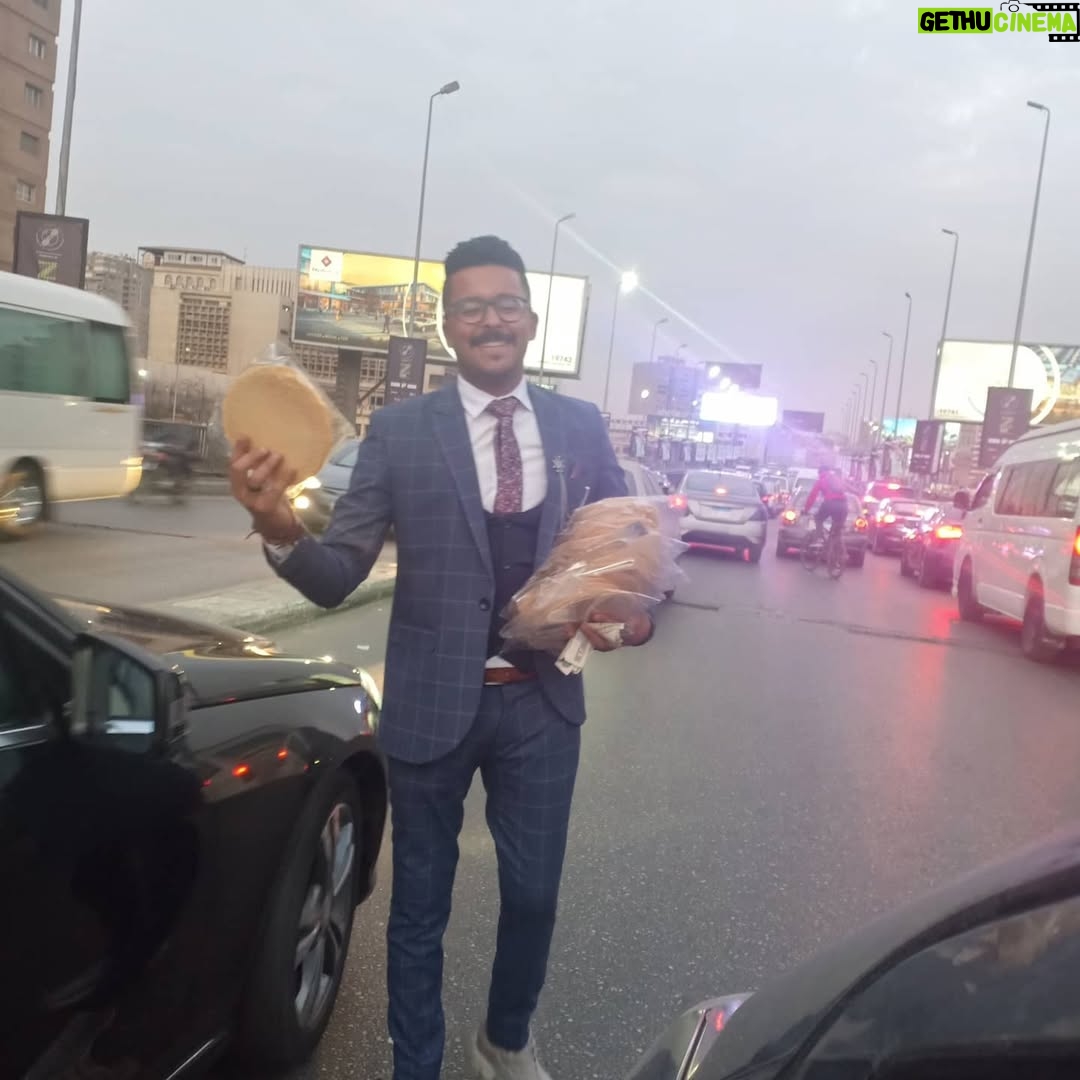 Sama El-Masry - 15.9K Likes - شاب جميل اوي ومكافح واقف يبيع فريسكا علي كوبري ١٥ مايو واستاذنته اني انشر صورته....الأهم من كده مظهره شايفين لابس ايه؟؟ بدله كأنه عريس ...شياكه ونضافه وشكله متعلم كويس مابيتكبرش علي الشغل ولا قال اقعد علي القهوه لحد مااتعين ذي الجباان...نموذج مشرف من شباب مصر الجدعان....علي فكره كان ممكن يلبس نفس البدله ويروح ينصب بيها علي الناس أو يسرق او يعمل اي حاجه وحشه وينجح فيها وراء ستار الشكل الحلو بس هو قرر ياكل عيشه بالحلال...كام واحد في البلد بيعمل كده وبالمظهر اللطيف دا...سلمولي علي الظروف....ربنا يوفقك ياحبيبي🙏