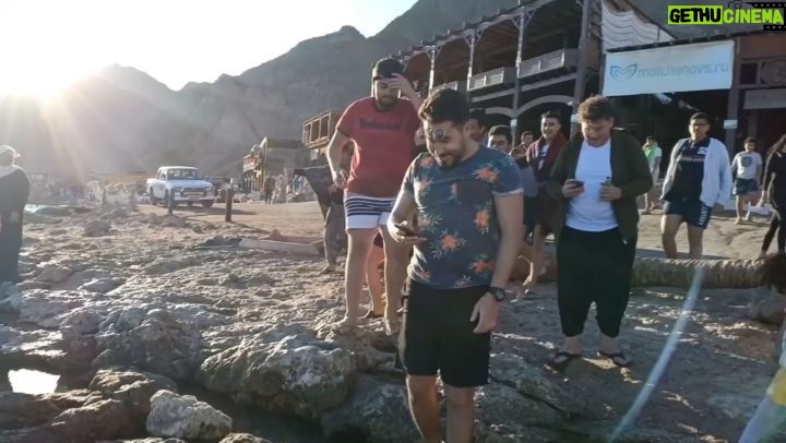 Sama El-Masry - 8.2K Likes - ودي كانت لحظه الهجووووم عليا....نجمه برضو انا...صديقه الطلبه....بس الراجل اللي قال عليا اسد دا عسللللل.
الفيديو كامل لما حدث في دهب وبحر دهب موجود علي قناتي علي اليوتيوب والرابط بتاعها هنا في البايو وفي الاستوري.....
خشوا عليا خشوا😂😂😂