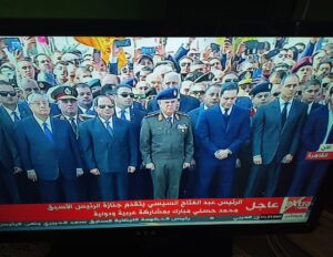 Sama El-Masry Instagram - صوره لن تراها الا في مصر...شكرا للقياده السياسيه علي هذه الصوره المشرفه...اختلفنا كثيرا مع الراحل البطل مبارك قائد الحرب والطيران وقامت ثوره ضده ولكن تظل ثوابت المجتمع المصري كما هي ويظل الجيش المصري العظيم  يعتز بأبنائه ولا يتركهم ابدا...وكما قال مبارك (علي أرض الوطن اموت) وسيحكم التاريخ بما لنا وماعلينا وكان أولي به الهروب خارج البلاد بعد ثوره يناير ولكنه فضل السجن والمرض والموت علي أرض الوطن...مااعظم الجيش المصري وثوابته ورجاله...
التاريخ يحكم الان علي مبارك البطل بالتقدير لما قدمه بهذه الجنازه العسكريه المهيبه...وحزن كل المصريين عليه ...شكرا للرئيس السيسي وشكرا للجيش المصري علي تقدير أبناء الجيش المصري...ورحمه الله علي الرئيس( الوطني )حسني مبارك مهما اختلفنا مع سياساته ولكنه وطني من الدرجه الأولي والكل يشهد له...افخروا يامصريين ببلدكم وجيشكم ورجال جيشكم وقيادتكم.....و رحمه الله عليه... 😔😔😔😔