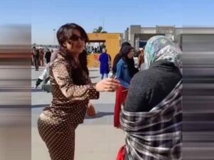Sama El-Masry Instagram - هي دي البجامه اللي جننت الناس والله النهارده في معرض الكتاب...وموضوع طردي دا ياجماعه ماتركزوش مع الأخبار الهبله دي والنبي انا خلاص اتعودت خبر طردي من اي مكان بيبقي جاهز للنشر اول ماادخل المكان لكن حد مسئول يطلع يقول اني اتطردت؟؟ابدا...قرار أو بيان يطلع اني اتطردت؟؟ ابدا...طيب اقول ايه طيب؟؟يلا اهو كله مصلحه وبروباجاندا....المهم تتفرجوا علي الفيديو علي قناتي علي اليوتيوب والرابط بتاعها هنا في البايو وفي الاستوري...صبح صبح ياعم الحج😂😂😂
