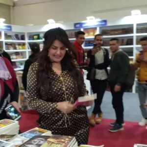 Sama El-Masry Instagram - هم الشباب الجميل اللي ورا دول بيصوروا ايه بالظبط؟؟ بس عجبني اوي كتاب (مودموزيل حتي التاسعه) تحسوا أنه بيتكلم عني بعد الساعه تسعه المفروض يحصل ايه يعني؟؟
الفيديو كامل علي قناتي علي اليوتيوب والرابط بتاعها هنا في البايو وفي الاستوري.....اشتركوا الان وفعلوا زر الجرس...اديلووووو