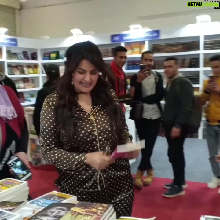 Sama El-Masry - 9.1K Likes - هم الشباب الجميل اللي ورا دول بيصوروا ايه بالظبط؟؟ بس عجبني اوي كتاب (مودموزيل حتي التاسعه) تحسوا أنه بيتكلم عني بعد الساعه تسعه المفروض يحصل ايه يعني؟؟
الفيديو كامل علي قناتي علي اليوتيوب والرابط بتاعها هنا في البايو وفي الاستوري.....اشتركوا الان وفعلوا زر الجرس...اديلووووو