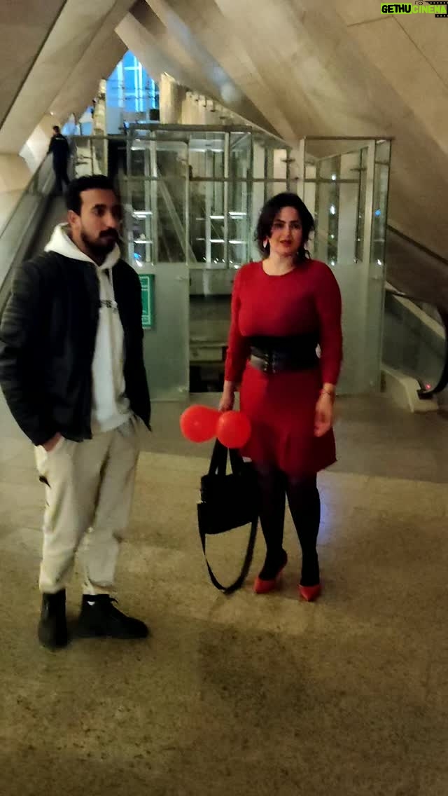 Sama El-Masry - 9.8K Likes - الراجل خايف يقرب مني وهو بيتصور مش عارفه ليه...باقوله خايف ليه بيقولي مش....لمشاهده الفيديو كامل موجود علي قناتي علي اليوتيوب والرابط في البايو أو علي صفحتي علي الفيس بوك واسمهاsamaelmadrii نفس اسم الاكونت هنا...صباح الحب