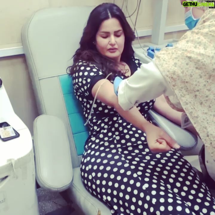 Sama El-Masry - 12.4K Likes - عااااجل....
معهد الاورام محتاج دم كتير يااريت كل واحد يخلي عنده دم ويروح يتبرع بدم دا لو عنده دم ماعندوش دم خلاص مانقدرش نلوم عليه...المرضي كتير وظروفهم صعبه ومحتاجين لكل نقطه دم...انا عملت اللي اقدر عليه ورحت النهارده وماتخافوش المستشفي متعقم كويس مفيش عدوي باذن الله لاي مرض...خد حسنات وانقذ روح مريض ممكن تكون في يوم من الايام مكانه ومحتاج نقطه دم...روحوا #تبرعوا_لمعهد_الاورام_بالدم...
