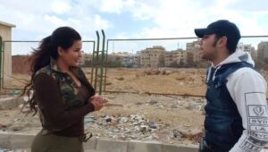 Sama El-Masry Instagram - احلي حاجه في الشعب المصري أنه بيعاكس في اي وقت وأي مكان ...دا جزء اخير من فيديو اللبس المموه ولقاءات مع الناس في الشارع عشان بعد ماتش الاهلي في فيديو تاني علي الريحه....هتفهموا لما تشوفوه والفيديو دا كامل علي قناتي علي اليوتيوب والرابط بتاعها هنا في البايو وفي الاستوري واسمها علي اليوتيوب:
Sama ELMasrii
يلي اشتركوا الان وفعلوا زر الجرس
صباح العناااب....