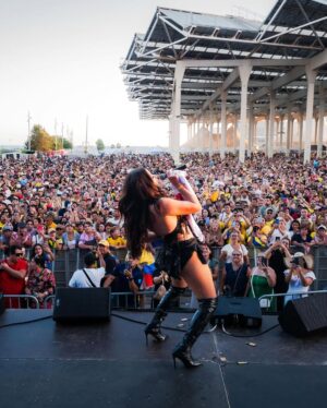 Samantha Grey Instagram - Creo que recién puedo respirar de tanto amor que recibí! 

Y todavía no tengo palabras, Solo puedo decir GRACIAS 🇪🇨🙏

Hace años no me subía a un escenario a cantar las canciones de mi mami, fue un torbellino de emociones pero gracias a todo su cariño fue un momento precioso que lo llevaré por siempre en mi corazón 🤍✨

📍Barcelona-España, 4/08/24 
@fiestanacionalecuador.2024 

📸 Ph. @apl_carlos