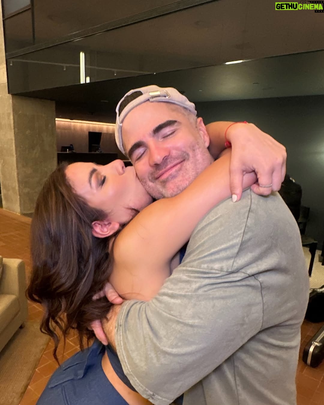 Samantha Grey - 47.9K Likes - Una vez nos encontramos sin planear afuera de un teatro, en ese instante nos conocimos y reaccionamos exactamente como en estas fotos.
Cuando se conecta, se conecta. Cuando se quiere, se quiere.
Les dejamos una poco de todo este amor.
Gracias Barcelona por este encuentro tan especial con miles de compatriotas.
Y desliza al final para una sorpresa aún más ecuatoriana.