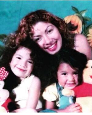 Samantha Grey Instagram - 10 años 🤍 

Chocolatito, familia y recordándote con sonrisas .

Te amo eternamente mamini ✨