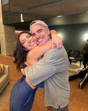 Samantha Grey Instagram - Una vez nos encontramos sin planear afuera de un teatro, en ese instante nos conocimos y reaccionamos exactamente como en estas fotos.

Cuando se conecta, se conecta. Cuando se quiere, se quiere.

Les dejamos una poco de todo este amor.

Gracias Barcelona por este encuentro tan especial con miles de compatriotas.

Y desliza al final para una sorpresa aún más ecuatoriana.