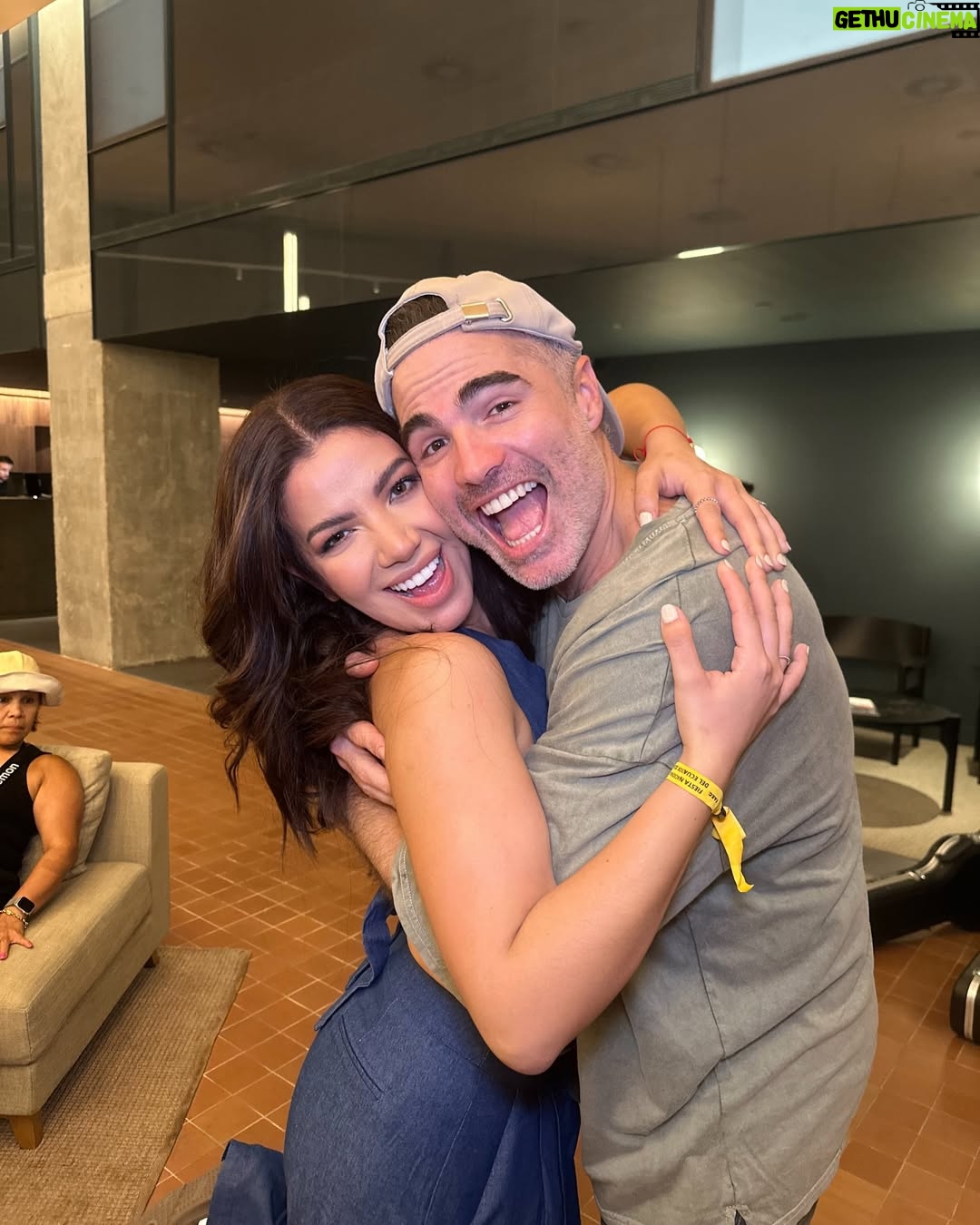 Samantha Grey - 47.9K Likes - Una vez nos encontramos sin planear afuera de un teatro, en ese instante nos conocimos y reaccionamos exactamente como en estas fotos.
Cuando se conecta, se conecta. Cuando se quiere, se quiere.
Les dejamos una poco de todo este amor.
Gracias Barcelona por este encuentro tan especial con miles de compatriotas.
Y desliza al final para una sorpresa aún más ecuatoriana.