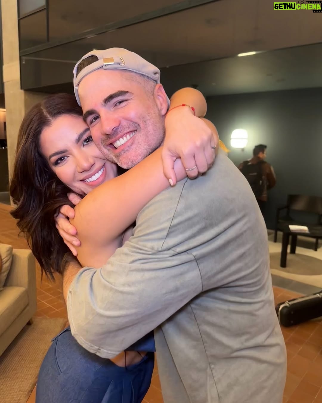 Samantha Grey - 47.9K Likes - Una vez nos encontramos sin planear afuera de un teatro, en ese instante nos conocimos y reaccionamos exactamente como en estas fotos.
Cuando se conecta, se conecta. Cuando se quiere, se quiere.
Les dejamos una poco de todo este amor.
Gracias Barcelona por este encuentro tan especial con miles de compatriotas.
Y desliza al final para una sorpresa aún más ecuatoriana.