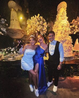 Samantha Grey Instagram - ¡Mi carrete en La boda del año! 

Ft. @karlafitoficial que solo la veo en bodas 🤔

@krysthelchuchuca siendo Krysthel y aprovechándose de @hectoralvarado__ 😅

Y especial shout out para los novios de corazón más noble del mundo! Que Dios los bendiga eternamente @connie_maily & @leonardochang_ 🤍