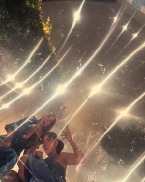 Samantha Grey Instagram - ¡Mi carrete en La boda del año! 

Ft. @karlafitoficial que solo la veo en bodas 🤔

@krysthelchuchuca siendo Krysthel y aprovechándose de @hectoralvarado__ 😅

Y especial shout out para los novios de corazón más noble del mundo! Que Dios los bendiga eternamente @connie_maily & @leonardochang_ 🤍