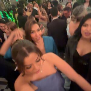 Samantha Grey Instagram - ¡Mi carrete en La boda del año! 

Ft. @karlafitoficial que solo la veo en bodas 🤔

@krysthelchuchuca siendo Krysthel y aprovechándose de @hectoralvarado__ 😅

Y especial shout out para los novios de corazón más noble del mundo! Que Dios los bendiga eternamente @connie_maily & @leonardochang_ 🤍
