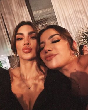 Samantha Grey Instagram - ¡Mi carrete en La boda del año! 

Ft. @karlafitoficial que solo la veo en bodas 🤔

@krysthelchuchuca siendo Krysthel y aprovechándose de @hectoralvarado__ 😅

Y especial shout out para los novios de corazón más noble del mundo! Que Dios los bendiga eternamente @connie_maily & @leonardochang_ 🤍