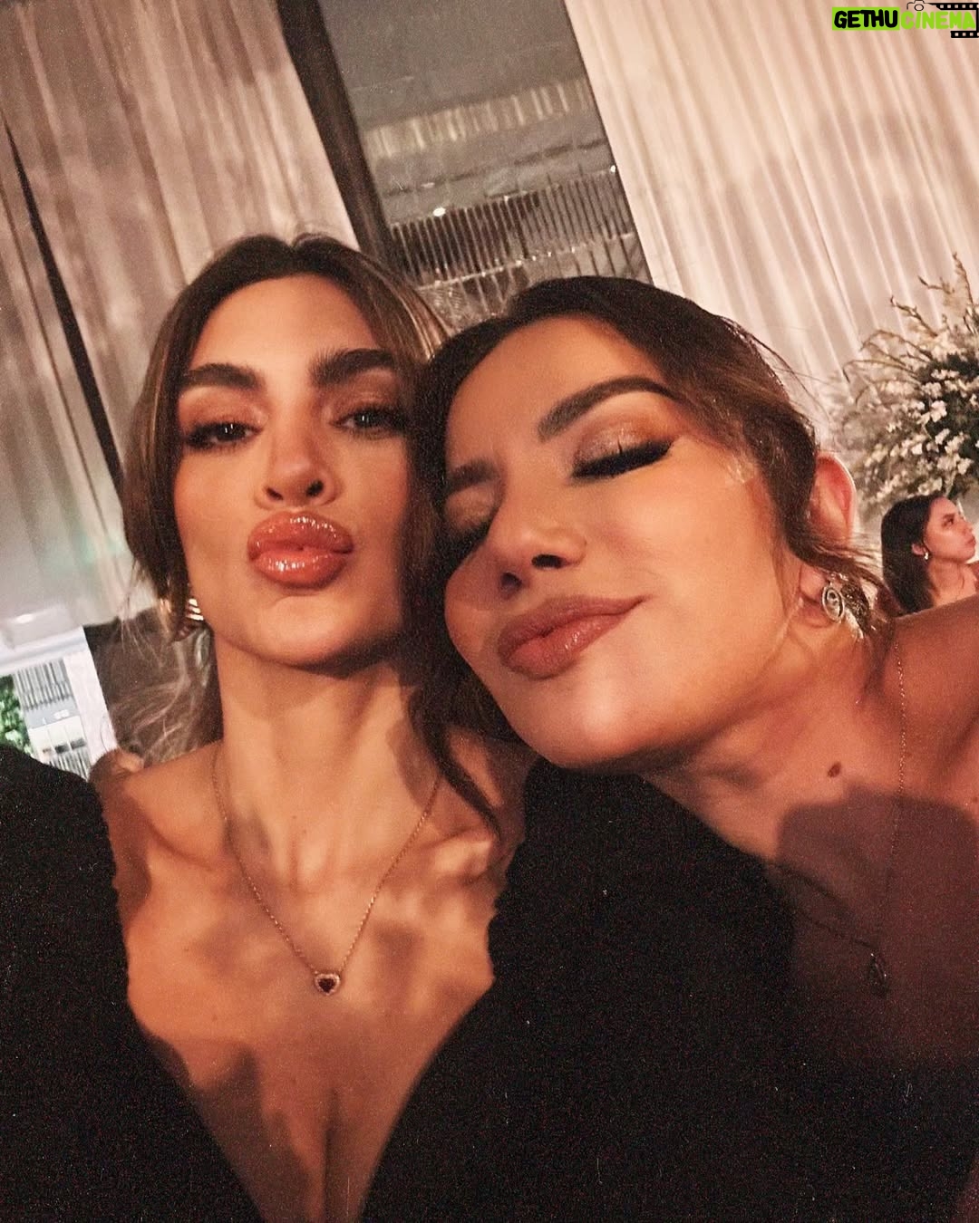 Samantha Grey - 22.7K Likes - ¡Mi carrete en La boda del año!
Ft. @karlafitoficial que solo la veo en bodas 🤔
@krysthelchuchuca siendo Krysthel y aprovechándose de @hectoralvarado__ 😅
Y especial shout out para los novios de corazón más noble del mundo! Que Dios los bendiga eternamente @connie_maily & @leonardochang_ 🤍
