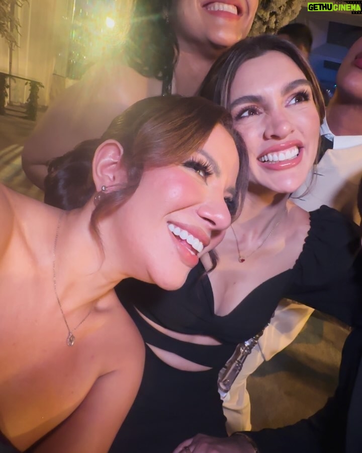 Samantha Grey - 22.7K Likes - ¡Mi carrete en La boda del año!
Ft. @karlafitoficial que solo la veo en bodas 🤔
@krysthelchuchuca siendo Krysthel y aprovechándose de @hectoralvarado__ 😅
Y especial shout out para los novios de corazón más noble del mundo! Que Dios los bendiga eternamente @connie_maily & @leonardochang_ 🤍