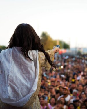 Samantha Grey Instagram - Creo que recién puedo respirar de tanto amor que recibí! 

Y todavía no tengo palabras, Solo puedo decir GRACIAS 🇪🇨🙏

Hace años no me subía a un escenario a cantar las canciones de mi mami, fue un torbellino de emociones pero gracias a todo su cariño fue un momento precioso que lo llevaré por siempre en mi corazón 🤍✨

📍Barcelona-España, 4/08/24 
@fiestanacionalecuador.2024 

📸 Ph. @apl_carlos