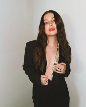 Samantha Hanratty Instagram - FYC @yellowjackets 🫀

Styling: @katiebof 
The fit: @nocturne 
Makeup: @adambreuchaud 
Hair: @richardnormangrant