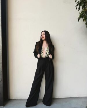 Samantha Hanratty Instagram - FYC @yellowjackets 🫀

Styling: @katiebof 
The fit: @nocturne 
Makeup: @adambreuchaud 
Hair: @richardnormangrant