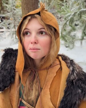 Samantha Hanratty Instagram - FINAL EPISODE OF SEASON 3 is out! I still haven’t watched it all the way through because I’m in denial about some things that happen and need to be emotionally prepared 🫀😭 I hope you all have loved this wild season! Cheers to a season 4 hopefully 🤞 #yellowjackets