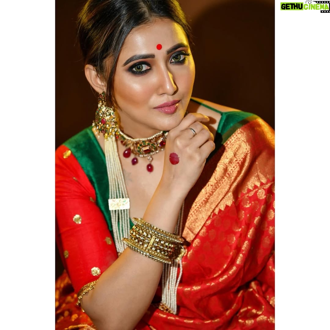 Sampurna Lahiri - 6.1K Likes - এসো, এসো, এসো হে বৈশাখ।
বৎসরের আবর্জনা দূর হয়ে যাক॥
মুছে যাক গ্লানি, ঘুচে যাক জরা,
অগ্নিস্নানে শুচি হোক ধরা।
- কবিগুরু রবীন্দ্রনাথ ঠাকুর
শুভ নববর্ষ ❤️
.
@somnath_roy_photography @sandip3432 @sahababusona
#newyear #bengali #culture #tradition #festival #celebration #love #happiness