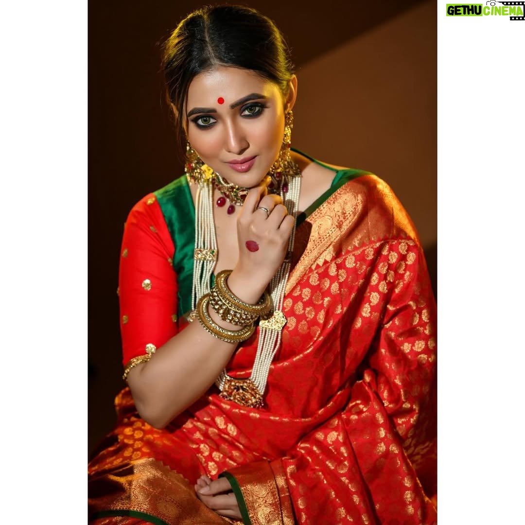 Sampurna Lahiri - 6.1K Likes - এসো, এসো, এসো হে বৈশাখ।
বৎসরের আবর্জনা দূর হয়ে যাক॥
মুছে যাক গ্লানি, ঘুচে যাক জরা,
অগ্নিস্নানে শুচি হোক ধরা।
- কবিগুরু রবীন্দ্রনাথ ঠাকুর
শুভ নববর্ষ ❤️
.
@somnath_roy_photography @sandip3432 @sahababusona
#newyear #bengali #culture #tradition #festival #celebration #love #happiness