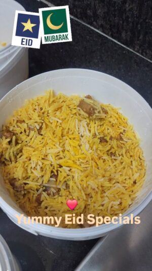 Sana Instagram - EID MUBARAK ANDHARIKI❤️❤️❤️YUMMY,DELICIOUS FOOD FROM MY @shanoor_sana .Amazing Food Da.Made our day so special 😋 
Love you❤️❤️❤️❤️
#eidmubarak #eidfood #biryani #sheerkurma #happiness #frienship #sharing #loveyou