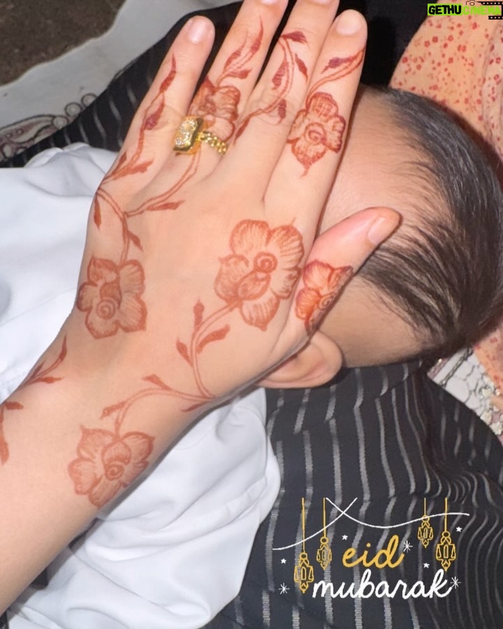Sana Khan - 629.4K Likes - Eid Mubarak 🌙💫
Taqabbalallahu Minna wa Minkum.
May ALLAH accept from us and from you"
May ALLAH bless you with peace, Good Health, Happiness, and Prosperity on this Blessed Occasion♥️🤲🏻
Abaya @hayabysanakhan
JazakAllah Khair @alkhalidtours for such amazing experience 🙌🏼
#sanakhan #anassaiyad #eid #2025 #umrahwithakt